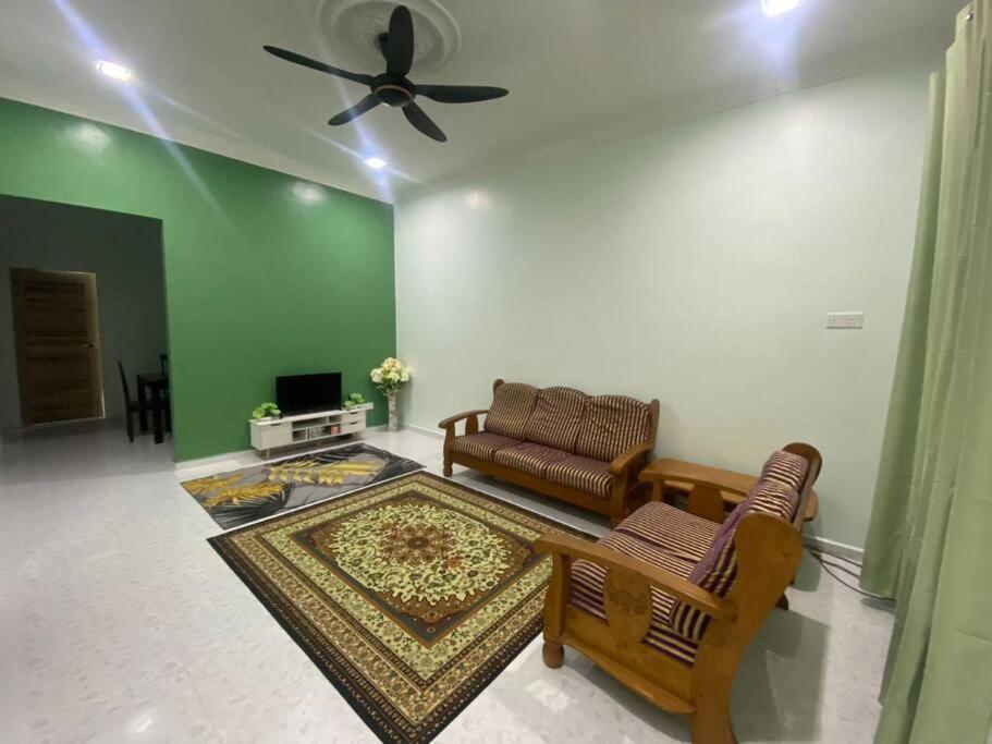 Homestay Kak Tiy กัวลาตรังกานู ภายนอก รูปภาพ